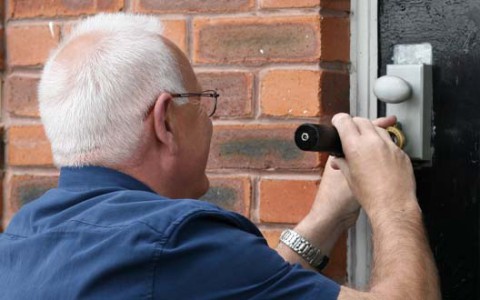 Лайфхак: что делать, если заклинило входную дверь?