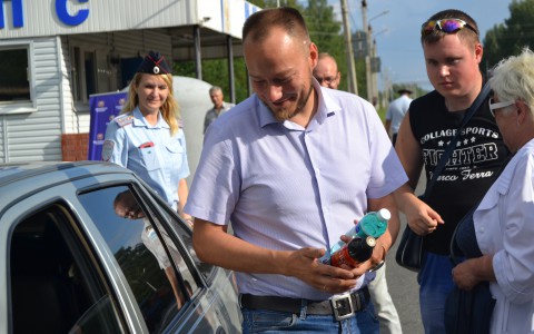Фоторепортаж: кировским водителям бесплатно раздали квас и воду в дорогу