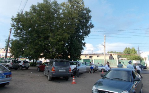 В Кирове пьяный пенсионер на иномарке врезался в три машины