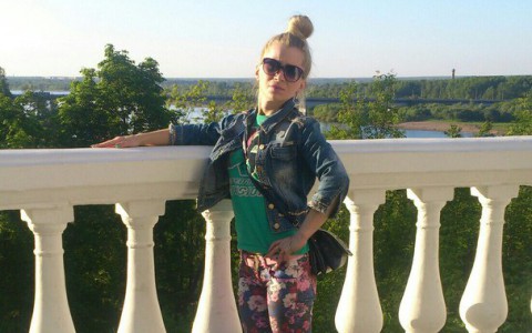 Мода улиц: портной в джинсах с цветами и зеленой футболке