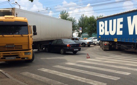 На Щорса иномарка влетела под «КАМАЗ»: грузовик полностью перекрыл проезд по улице