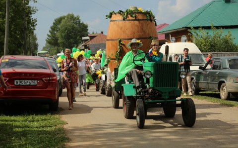 Авторалли, барбекю-шоу и массовая засолка: в Кировской области прошел фестиваль «Истобенский огурец 2016»
