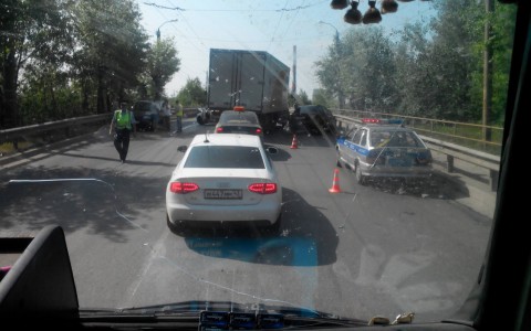 На Луганской столкнулись три машины: образовалась километровая пробка