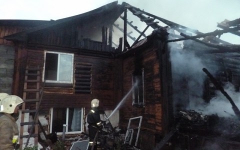 В Кирове сгорел частный дом: жильцы будили соседей и помогали пожарным