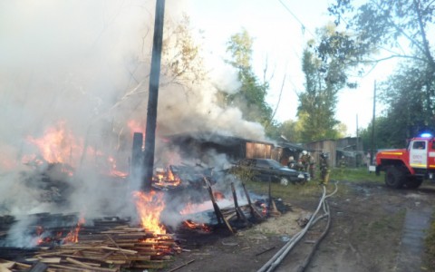 В Чистых прудах загорелись сараи с газовыми баллонами: спасатели эвакуировали 20 человек