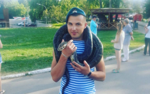 День ВДВ в Кирове: питон на шее, встреча со старыми приятелями и прыжки парашютистов