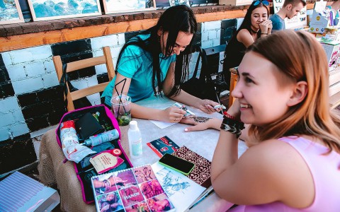 Планы на субботу: чтение стихов, игры, танцы и мастер-классы на Coffee Like  Weekend