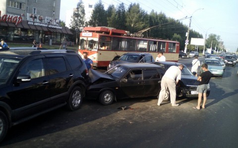 На отремонтированной улице Московской столкнулись пять машин