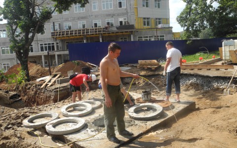 Без кондиционера и под палящим солнцем: как кировчане работают в жару