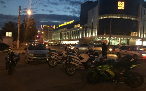 На Октябрьском проспекте сотрудники ГИБДД устроили погоню за мотоциклистами