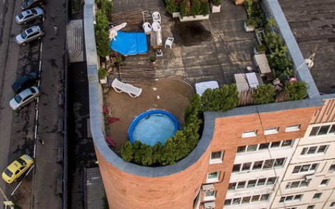 Житель многоэтажки устроил на крыше дома курорт с шезлонгами и бассейном