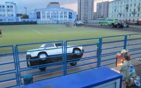 Езда на двух колесах и прыжки через огненные кольца: в Кирове прошло шоу каскадеров