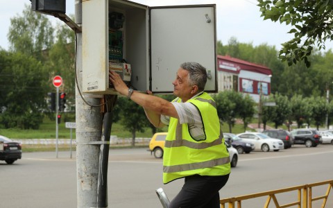 Инженер «Кировсигнала» рассказал, почему светофоры на улицах Кирова не работают по принципу "зеленой волны"