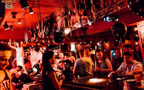 Кировчан приглашают на тематические выходные в баре "Дерzкий енот"