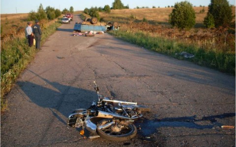 В Кировской области столкнулись мопед и грузовик: погиб человек