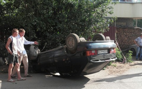 В Вересниках «ВАЗ» влетел в дерево и перевернулся, водитель сбежал с места ДТП