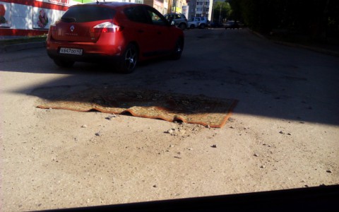 История повторяется: в Кирове яму на дороге закрыли ковром