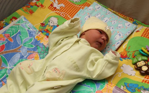 Молодую маму, родившую в поезде, выписали из перинатального центра