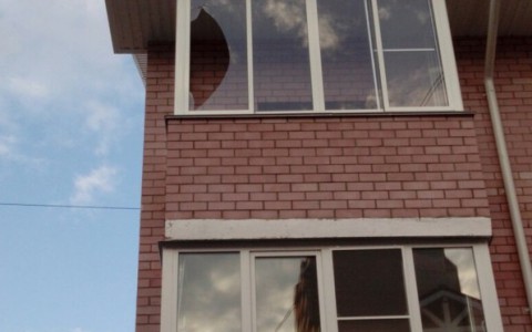 Последствия урагана в Кирове: сорванные крыши, выбитые стекла и пожар