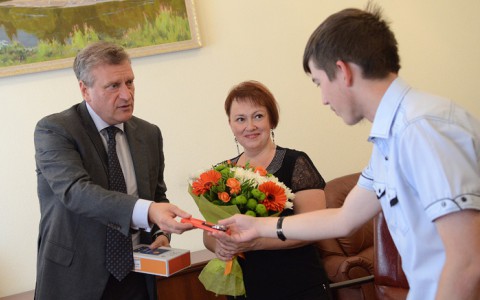 Врио губернатора сделал ценный подарок выпускнику, сдавшему три ЕГЭ по 100 баллов