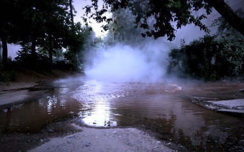 На Юго-Западе ночью прорвало трубу: машины на стоянке оказались в луже кипятка