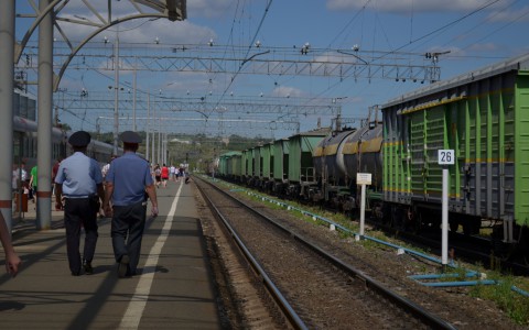 Отправившегося на заработки в Киров мужчину едва не засыпали углем в поезде