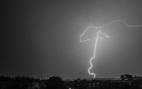 В Кирове из-за шаровой молнии десятки людей остались без бытовой техники
