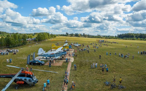 День воздушного флота России: прыжки с парашютом, полеты на самолете и химическое шоу