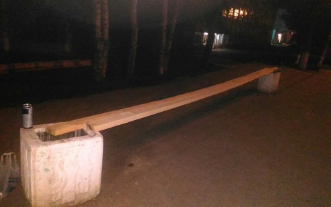 Лайфхак по-нововятски: местные жители сделали скамейку на урнах