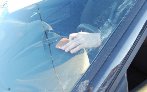 Работник кировской автомойки украл у клиента 200 000 рублей, чтобы купить подарок девушке