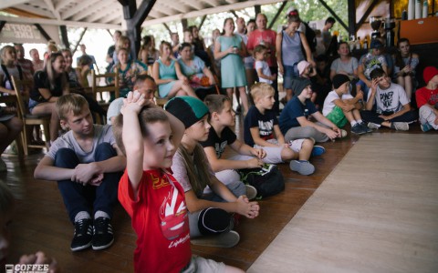 Фестиваль Coffee Like  Weekend: жители города встречали рассвет в Александровском саду