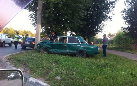 В юго-западном районе автоледи на Skoda не пропустила ВАЗ: женщина получила травмы