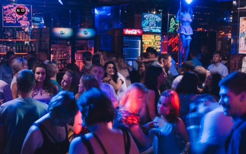 Отмечаем День Строителя на вечеринке «СТРОЙБАТ» в РЦ NEON