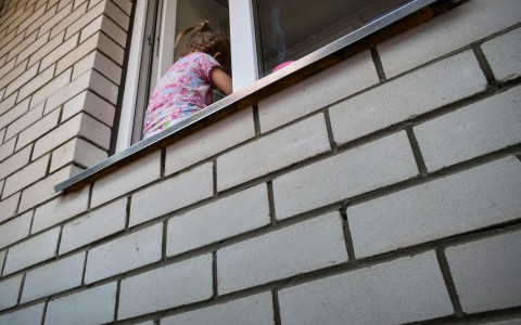 В Кирове из окна выпал двухлетний ребенок
