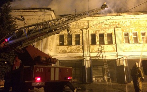На Октябрьском проспекте горит здание пожарной части