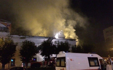 На Октябрьском проспекте вспыхнула пожарная часть: в здании находятся газовые баллоны