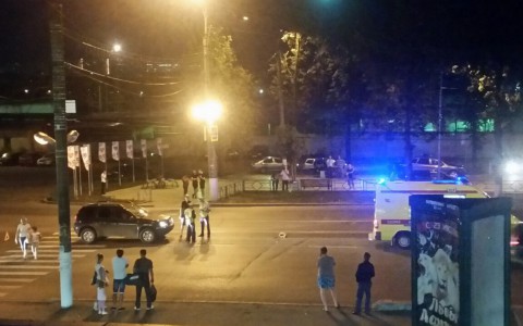 На Комсомольской иномарка сбила женщину: пострадавшая в больнице с тяжелыми травмами