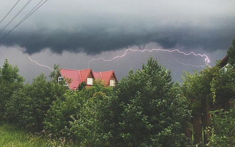 В Кировской области молния сожгла дом