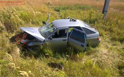 В Кирове по вине пьяного водителя машина оказалась в кювете: пятерых пассажиров увезли в больницу