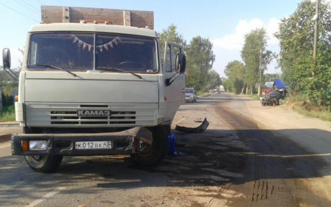 В Стрижах иномарка влетела в «КАМАЗ»: окровавленный пострадавший лежал на дороге в ожидании помощи