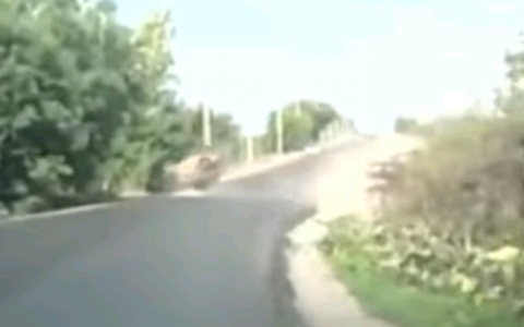 Видео: в Чистых прудах Daewoo Matiz несколько раз перевернулся на высокой скорости