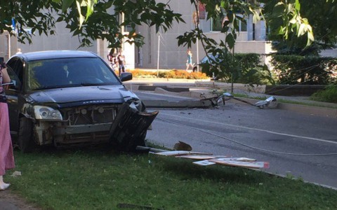 В центре Кирова упавший столб перекрыл улицу Казанскую