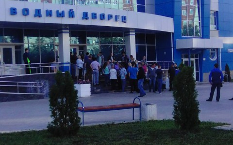 Около 200 родителей организовали ночное дежурство у «Быстрицы», чтобы записать детей в бассейн