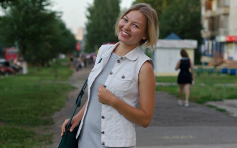 Мода улиц: инструктор женской гимнастики в сером платье и белой жилетке