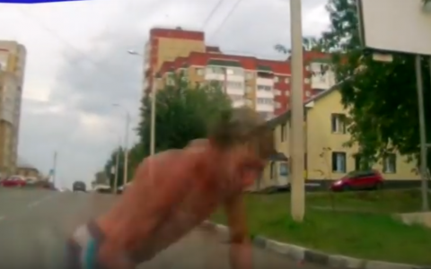 Автоподстава: на улице Маклина мужчина бросился на капот проезжающей машины