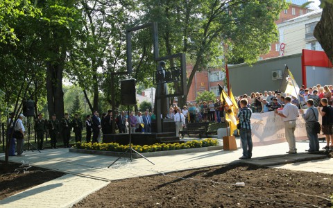 Десятки кировских медиков пришли на открытие памятника «Сестра милосердия»