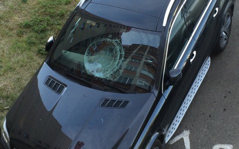 На Московской неизвестные разбили стекло у иномарки за 5 миллионов рублей