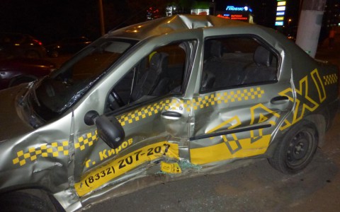 На Ленина Touareg на скорости врезался в такси