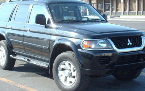 Неизвестные прокололи четыре колеса дорогой иномарки кировского чиновника