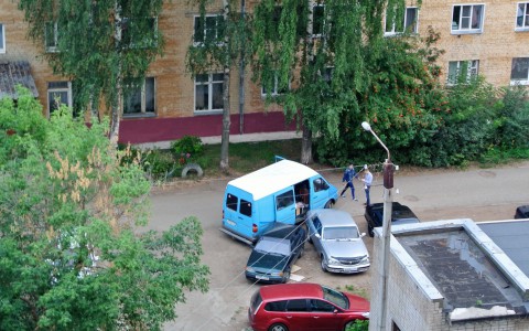 Подростки на голубом "Mercedes" снесли несколько машин в кировском дворе